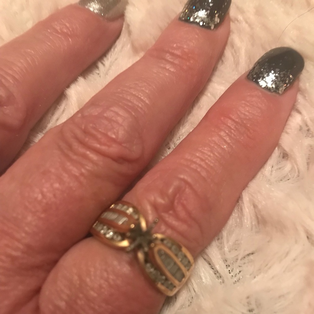 14 Kt Gold Ring Sz 7 has top Diamond missing Zales